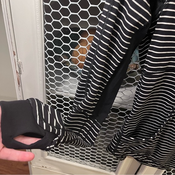Lululemon Base Runner 1/2 Zip Parallel Stripe Black White / Black Jacket Size 8 - Picture 5 of 8
